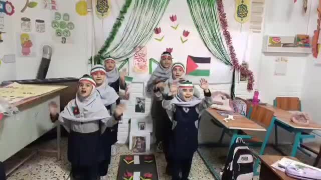 حمایت دانش‌آموزان دبستان دخترانه در روستایی کوچک از توابع مشهد از دانش‌آموزان دبستان دخترانه میناب 