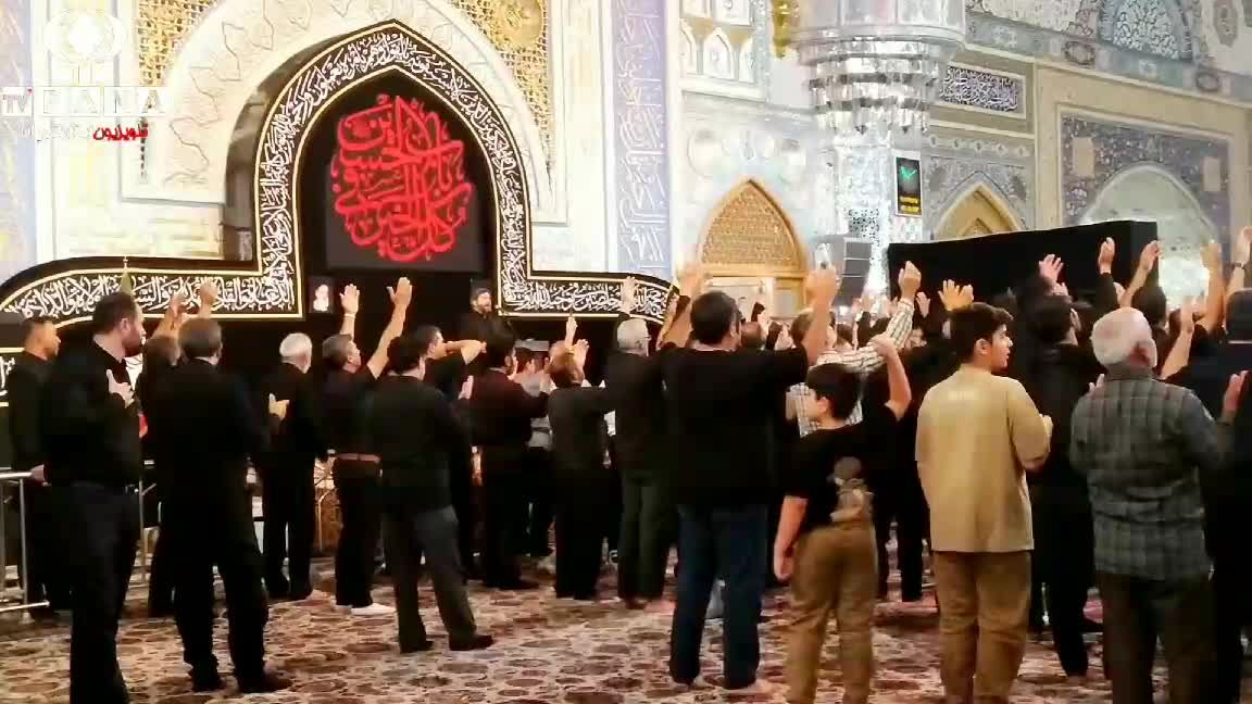 زائران در حرم امام رضا(علیه السلام) با عشق و وفا دادی صدای حق را بلند کردند