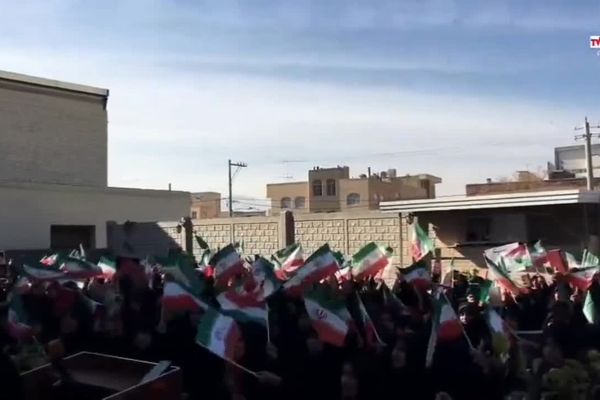 تجمع خودجوش دانش‌آموزان دبیرستان شهید مطهری در حمایت از قرآن